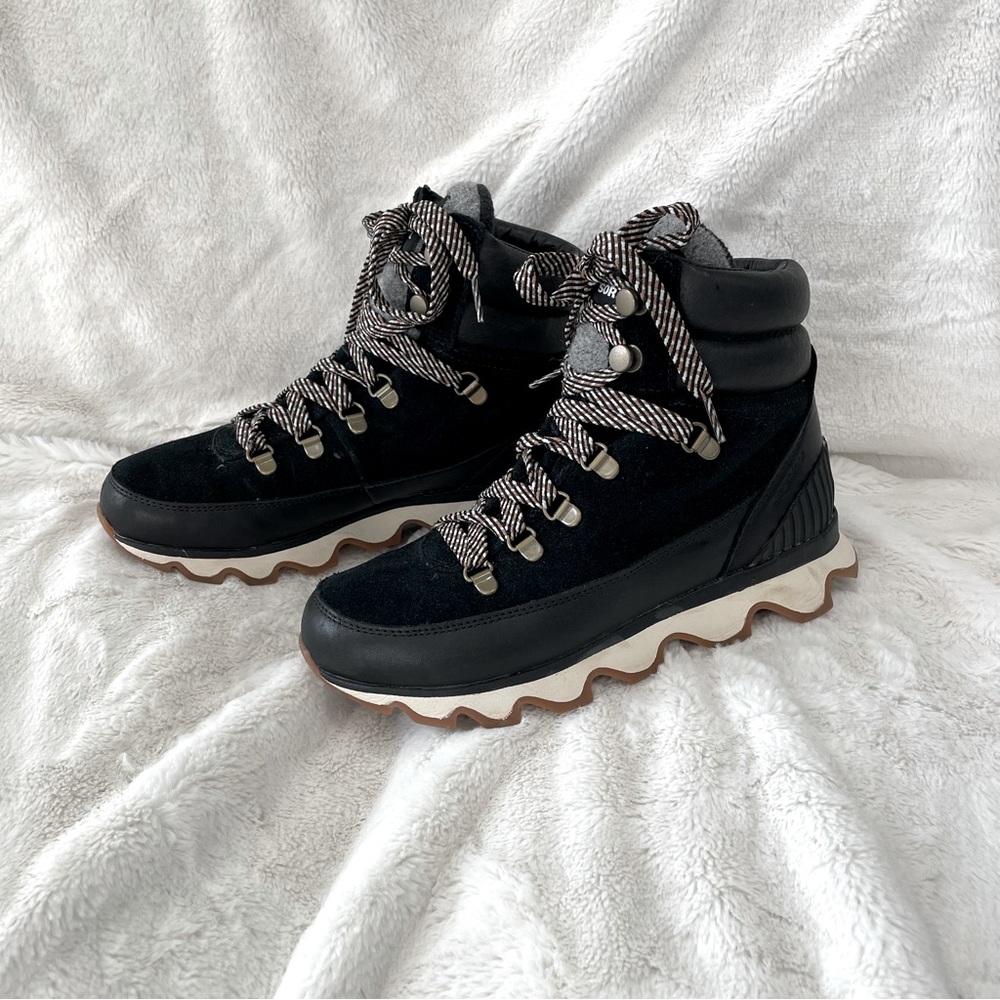 SOREL WOMEN'S KINETIC IMPACT CONQUEST SNEAKER BOOT